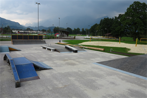 Sportplatz mit Skaterpark, Beachvolleyballplatz und Fußballfeld
